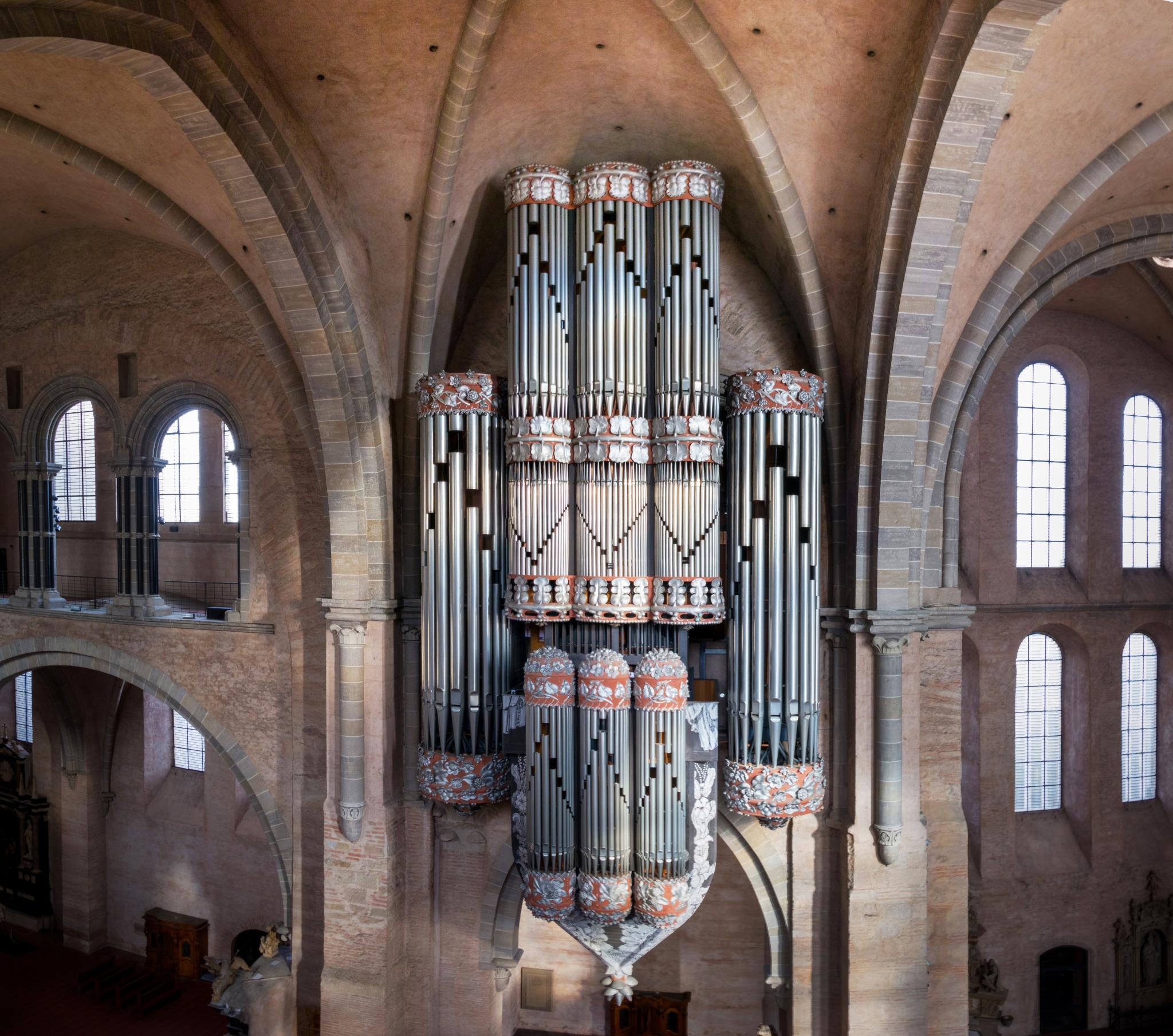 Frontale Ansicht der Schwalbennestorgel