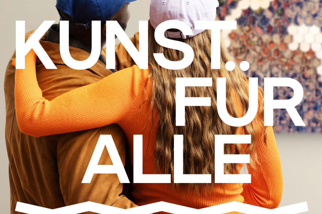 Zwei Menschen, die sich im Arm halten und ein Kunstobjekt bestaunen