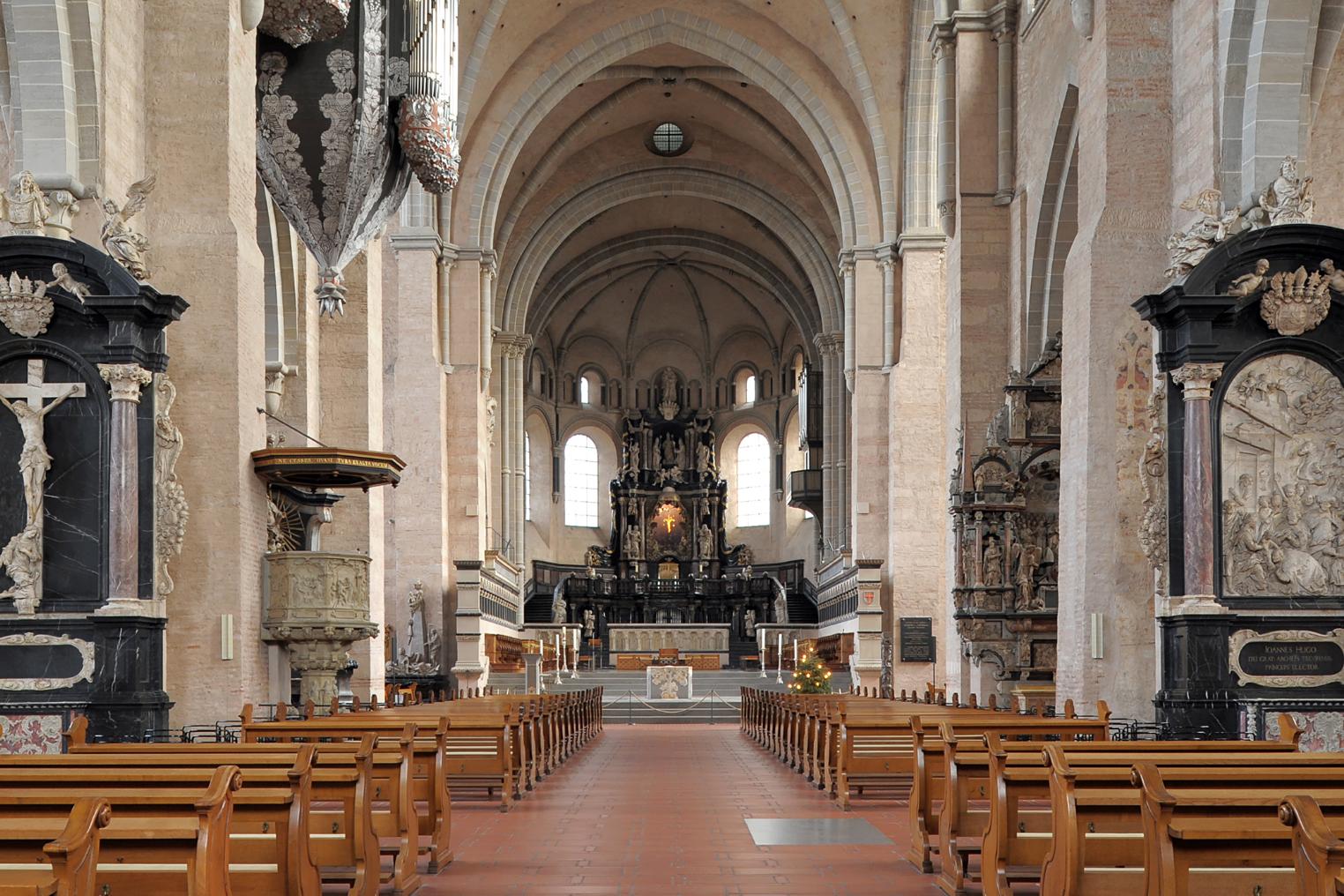 Blick vom Mittelgang zum Hauptaltar rechts und links Kirchenbänke und Altäre (c) R. Heyen Blick vom Mittelgang zum Hauptaltar rechts und links Kirchenbänke und Altäre